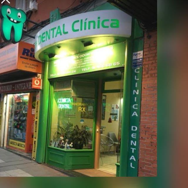Clínica dental Especialidades Odontológicas de noche, Carabanchel