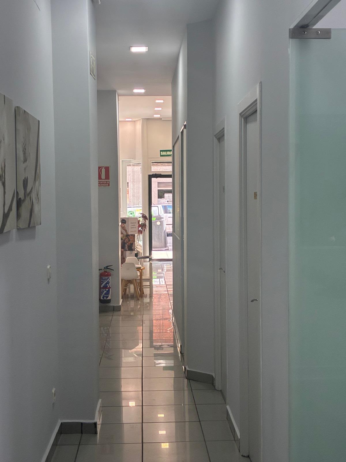 Pasillo interior de la clínica dental